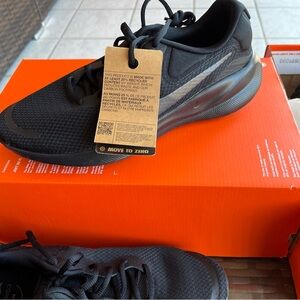 Nike Men's Black and Gray Sneakers